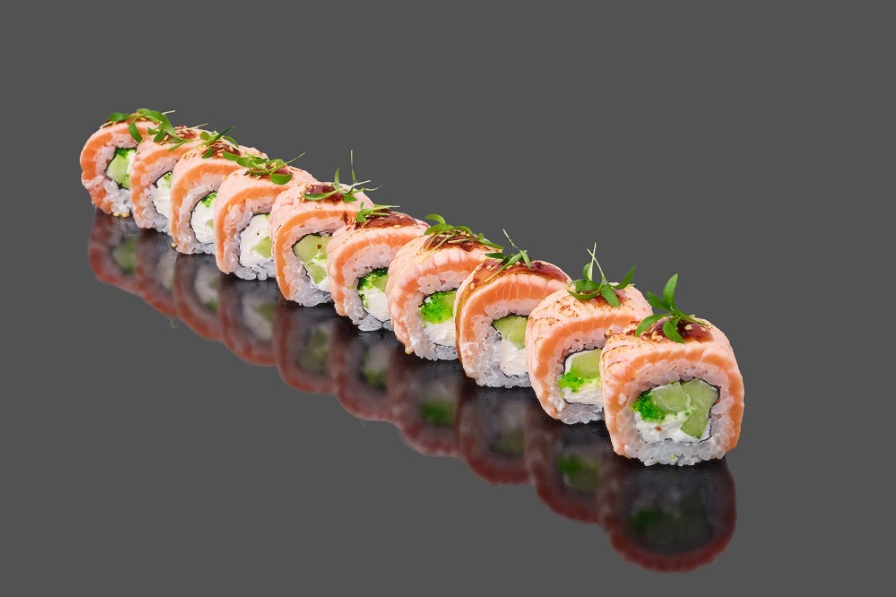 Лонг ролл со слабосоленым лососем