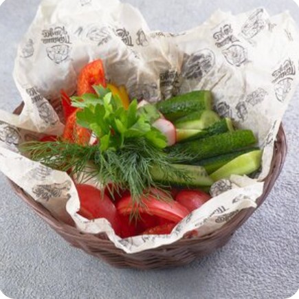 Корзина свежих овощей