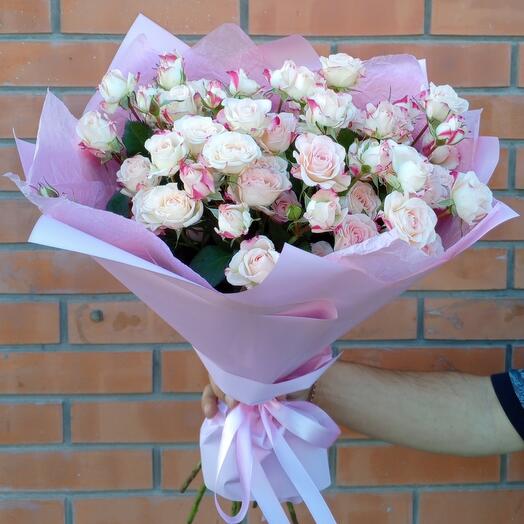 Букет из кустовой розы в упаковке