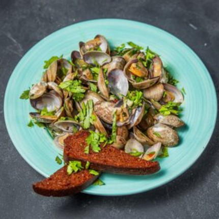 Мидии вонголе в чесночном соусе с зеленью