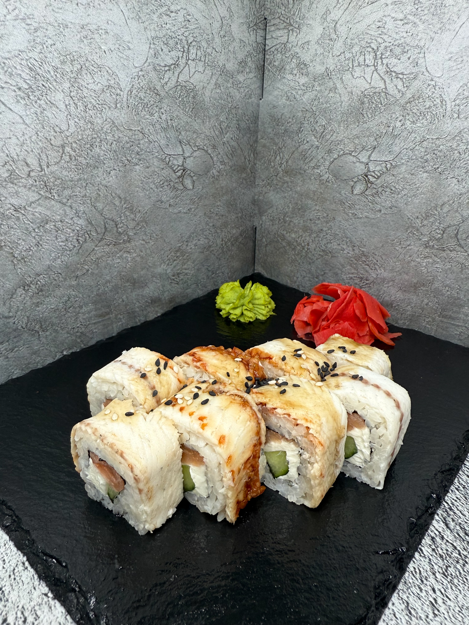 Филадельфия с угрем и лососем