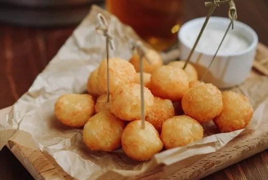 Сырные шарики с чесночным соусом