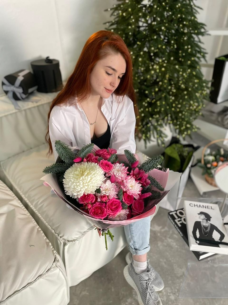 Новогодний букет с нобилисом и пионовидной розой