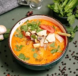 Суп Том Ям c курицей и кальмарами