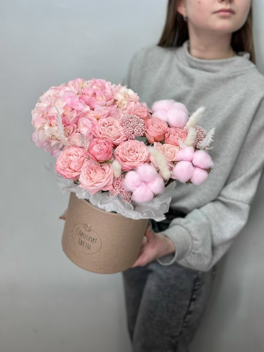 Крафтовая коробочка с розовой гортензией ,пионовидными кустовыми розами ,хлопком