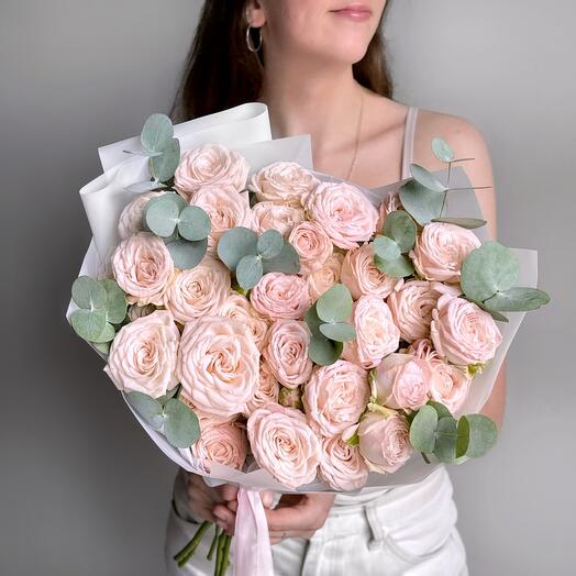 Нежный букет розовые кустовые розы и эвкалипт