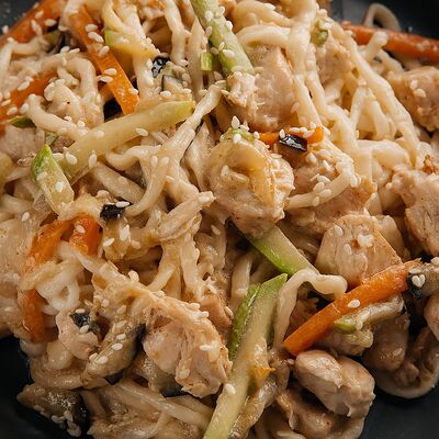 Wok со сливочной курицей (пшеничная)