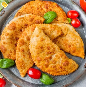Чебуреки с сыром и ветчиной
