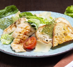 Салат Цезарь с курицей