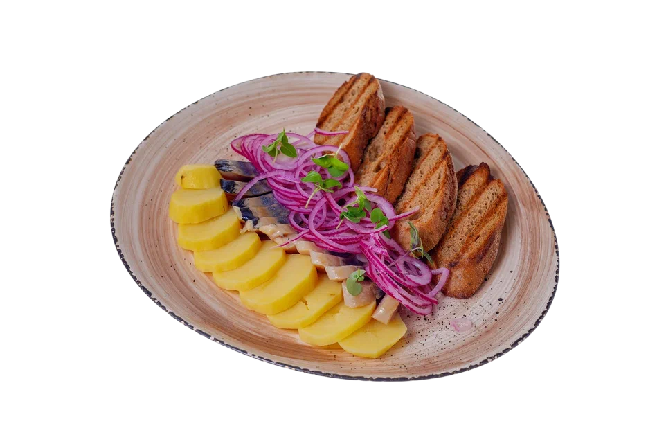Сельдь по-русски с картофелем и хлебом