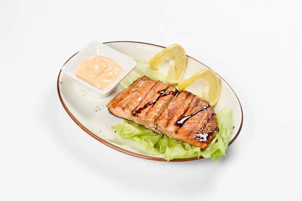 Стейк лосося на мангале