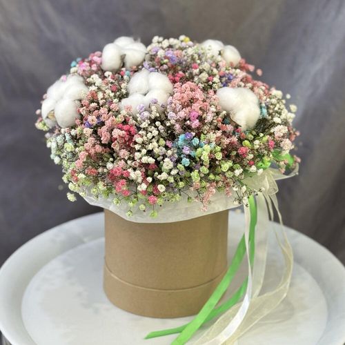 Букет из цветной гипсофилы с хлопком в крафтовой коробочке (к2069)