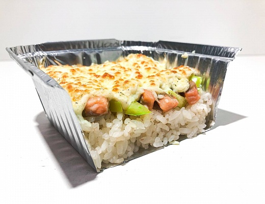Лазанья с лососем с соусом спайси