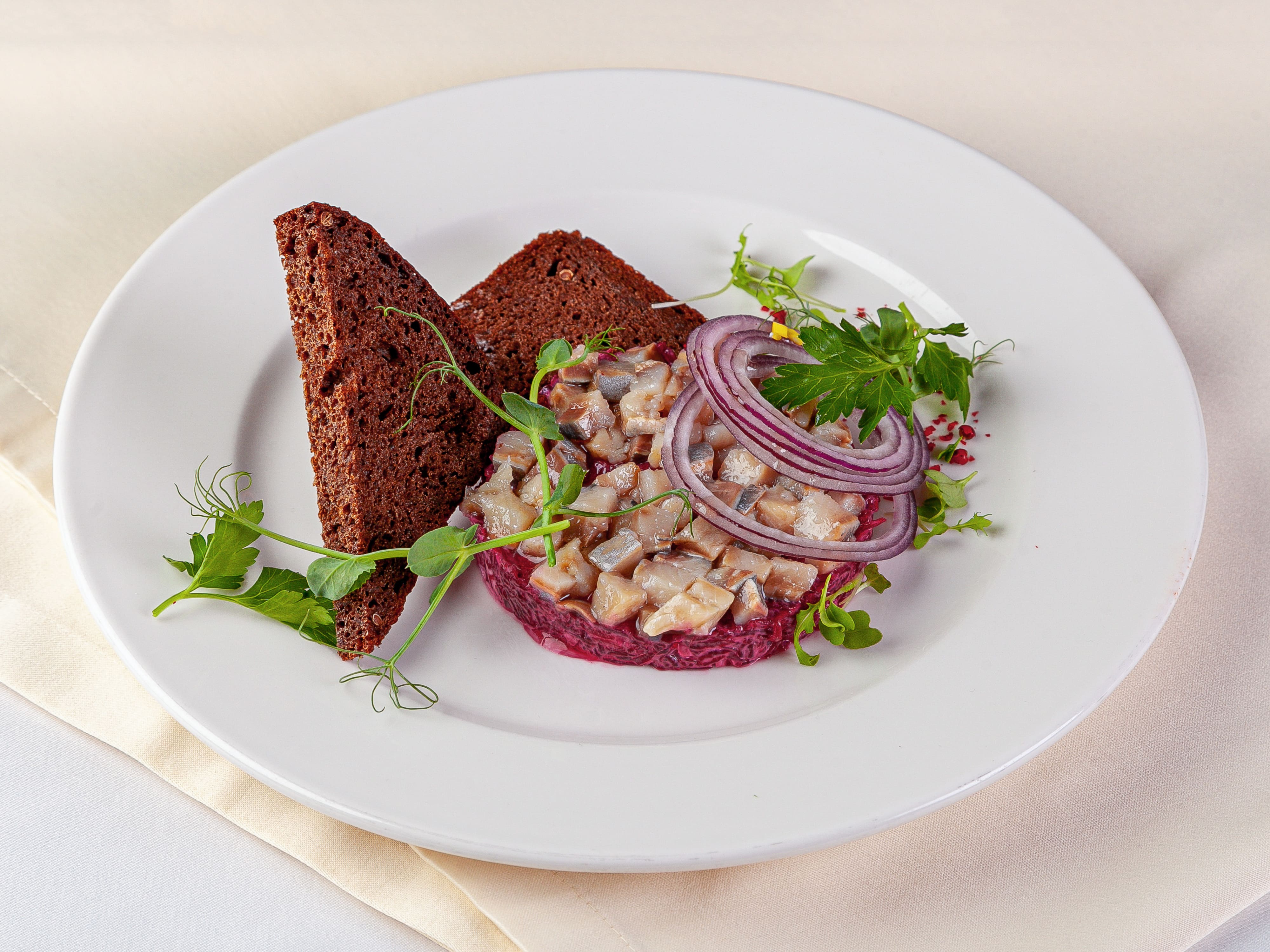 Свекла с чесноком и сельдью