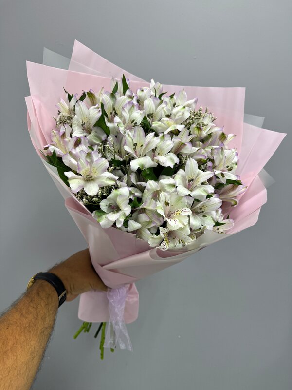 Букет из 9 белых альстромерий и лимониума