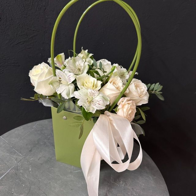 Композиция бело-зеленая в сумочке