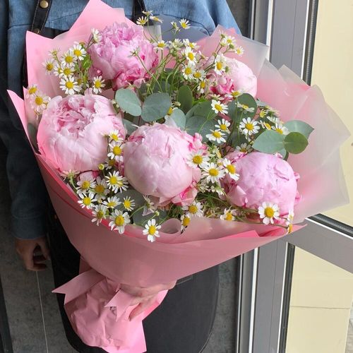 Пионы в ромашках