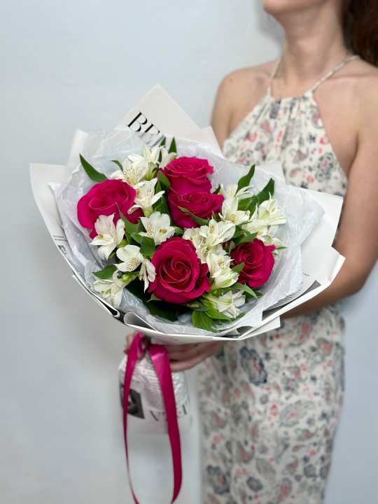 Букет с малиновыми розами и альстромерией