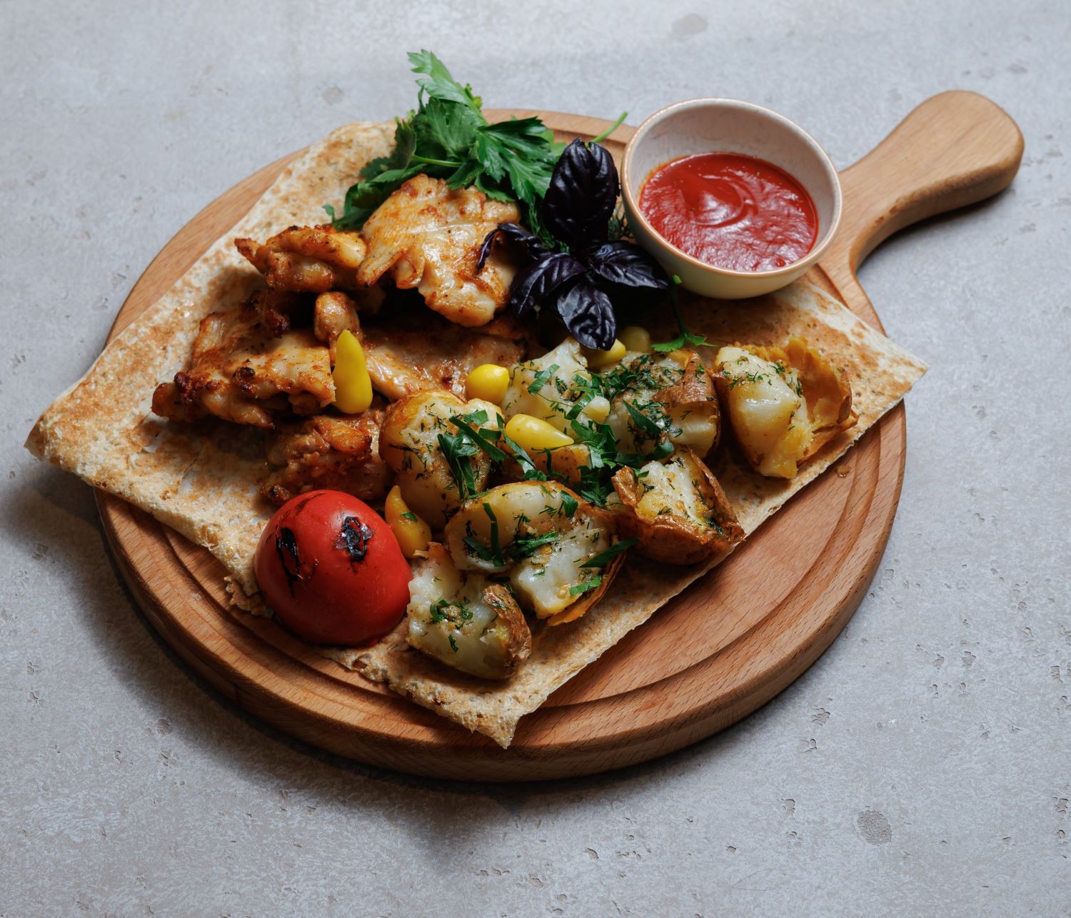 Бедро цыпленка на гриле и печеным картофелем