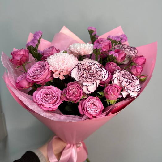 Букет из срезанных цветов с сухоцветом