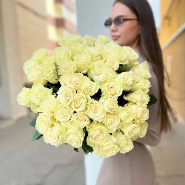 Букет из 51 белой сортовой розы 50-55см на ленте