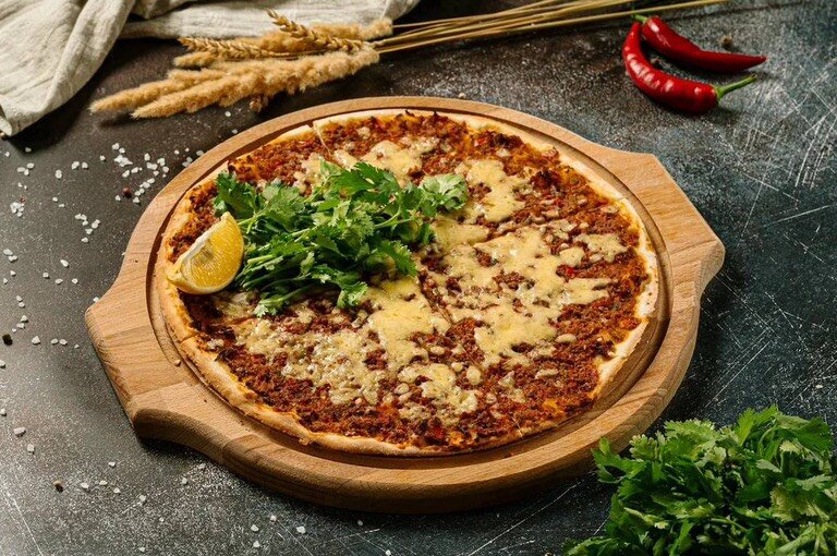Лахмаджун с сыром и халапеньо
