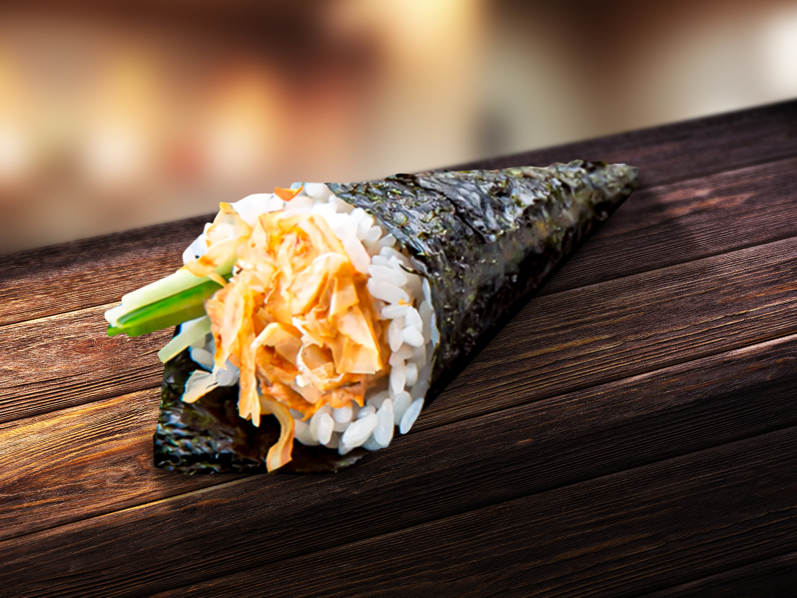 Ручной ролл с жареным лососем