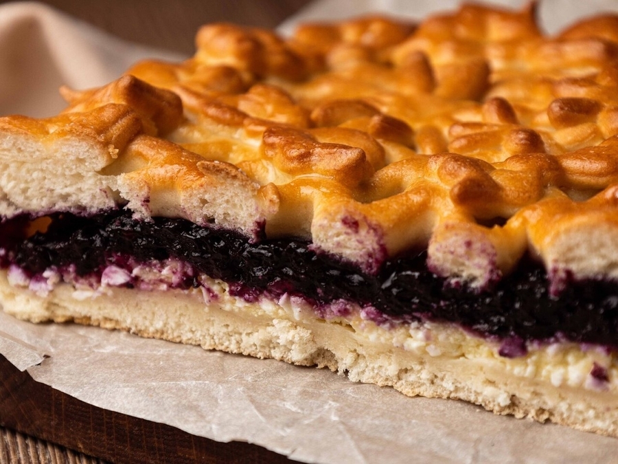Пирог творожный с черникой на дрожжевом тесте 1кг