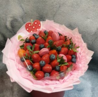 Ягодный букет со сладостями "Вкусняшка"