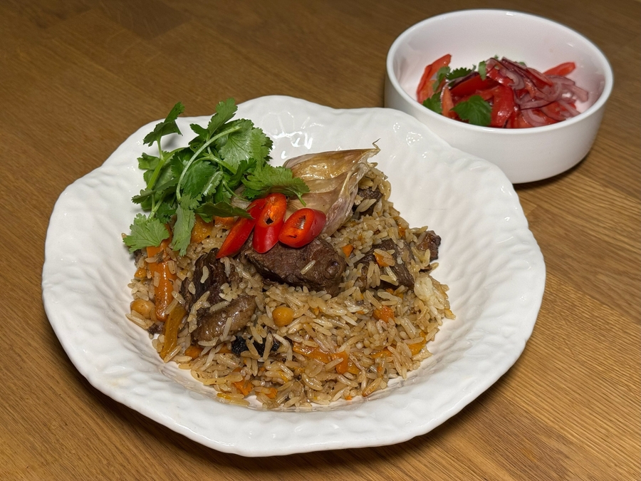 Плов узбекский с говядиной и салатом Аччик-чучук