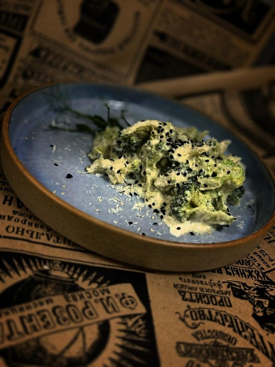 Брокколи с кунжутным соусом и пармезаном