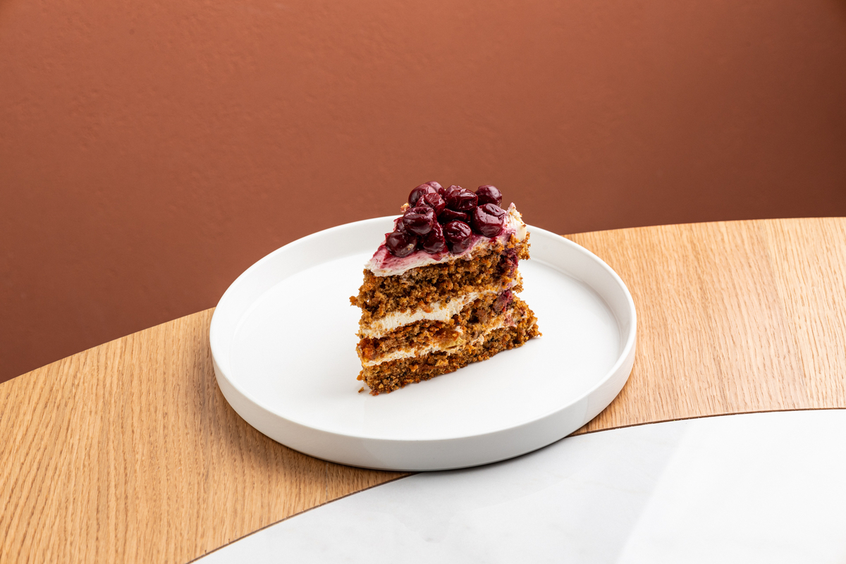 Морковный торт с вишней