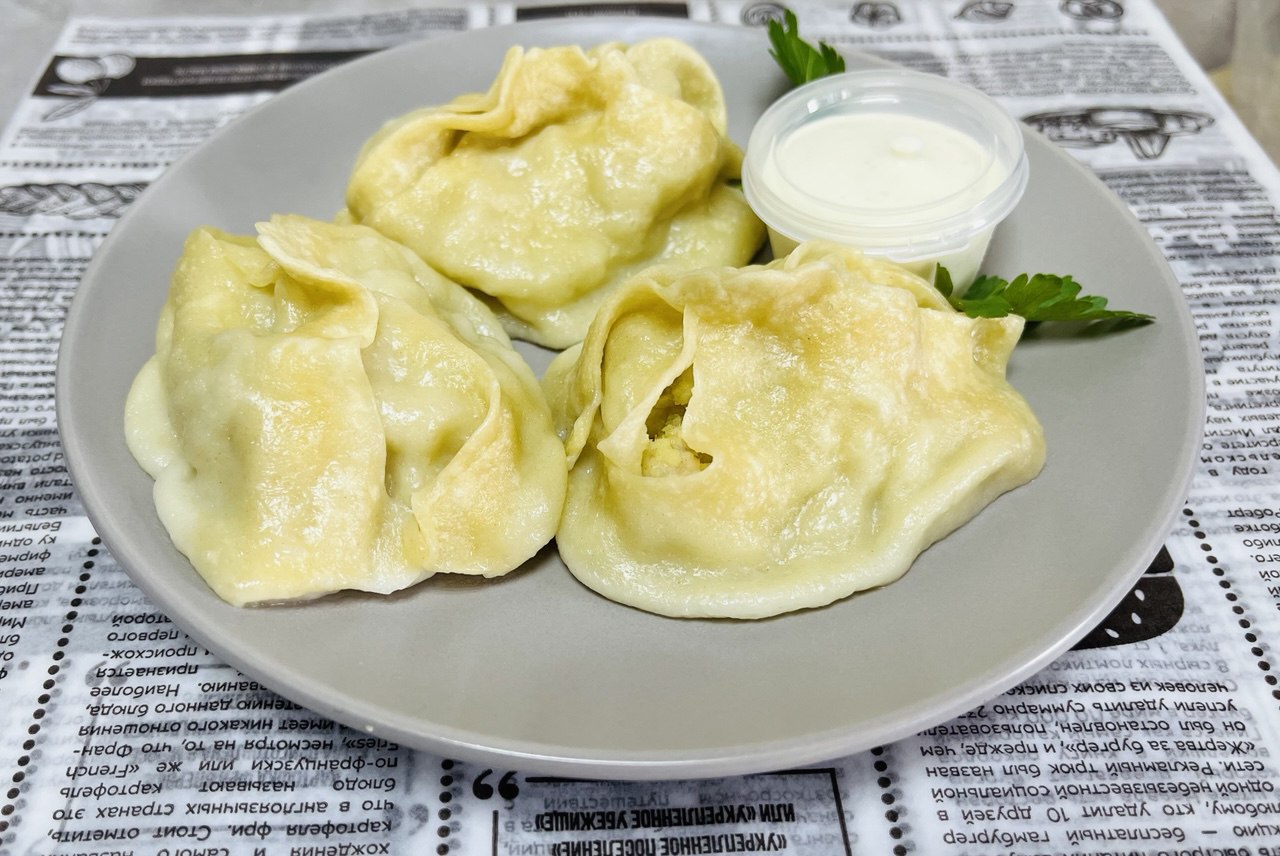 Манты с курицей и картофелем с соусом