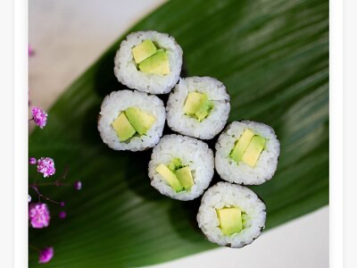 Ролл с авокад