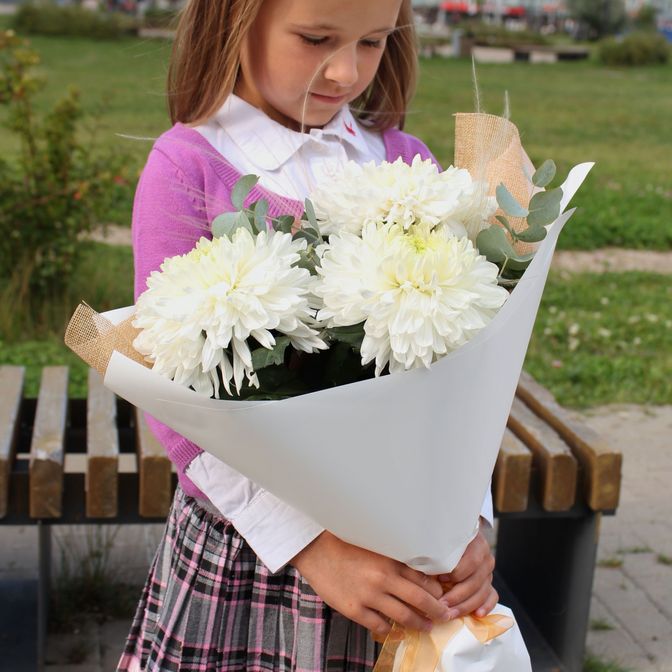 Букет с хризантемой