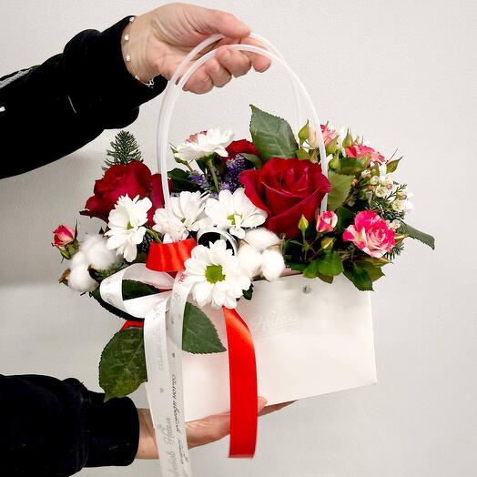 Композиция «Чуткость» из роз, хризантем и хлопка