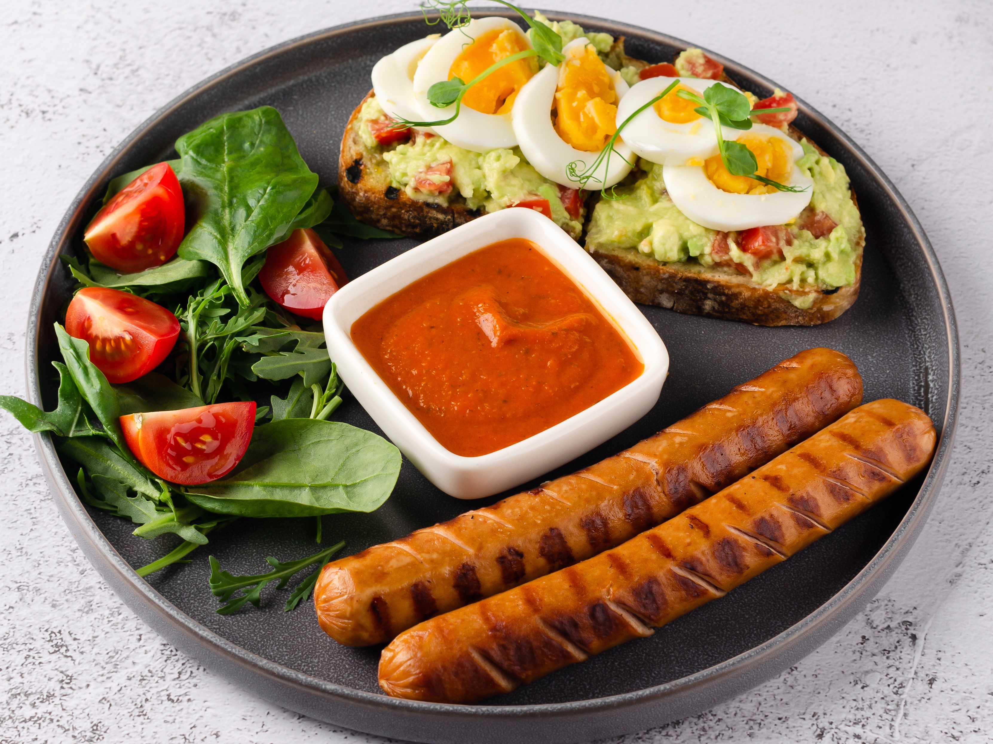 Сосиски из индейки с тостом с гуакамоле