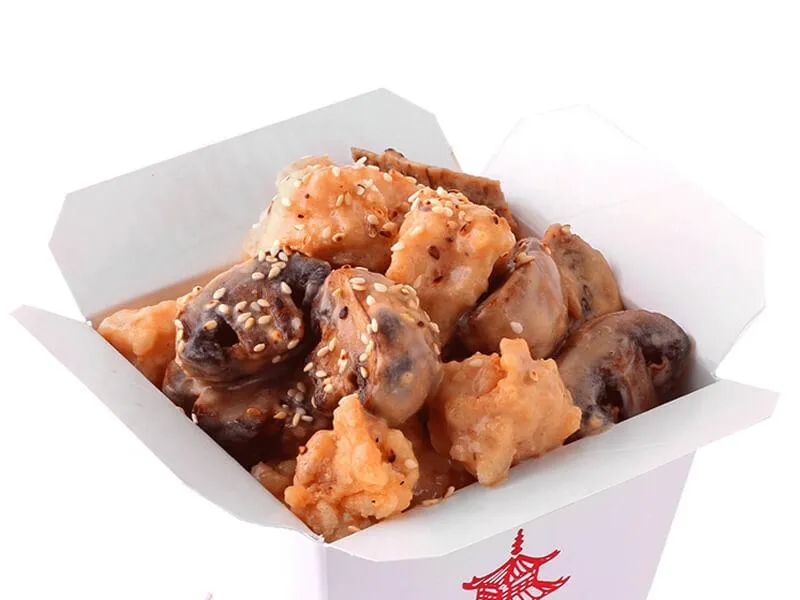 Цыплёнок с омлетом в сливочном соусе с рисом