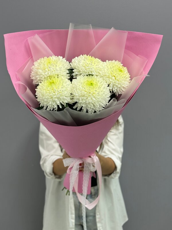 Букет из 5 одноголовых хризантем в стильной упаковке