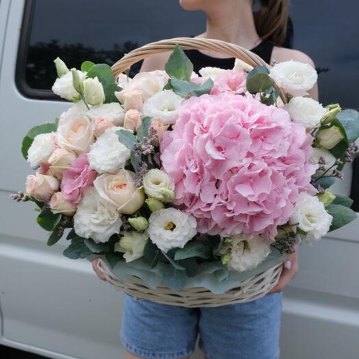 Корзина с цветами гортензия и эустомы 