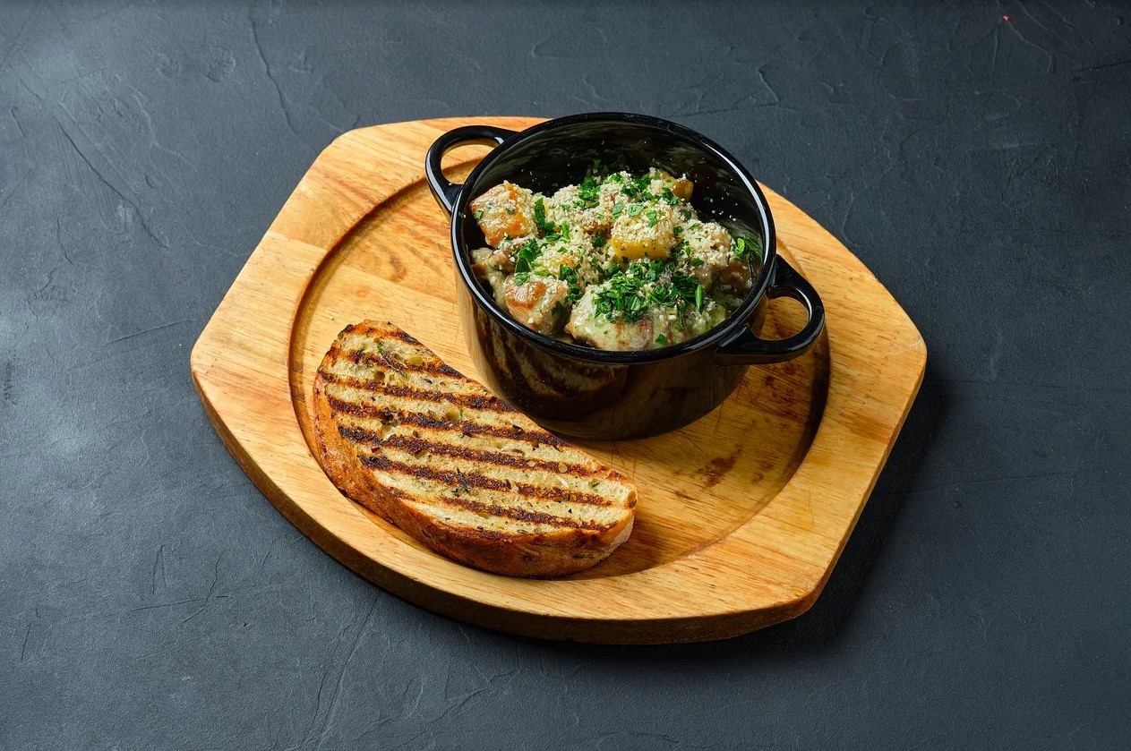 Горшочек с курицей в сырно-сливочном соусе