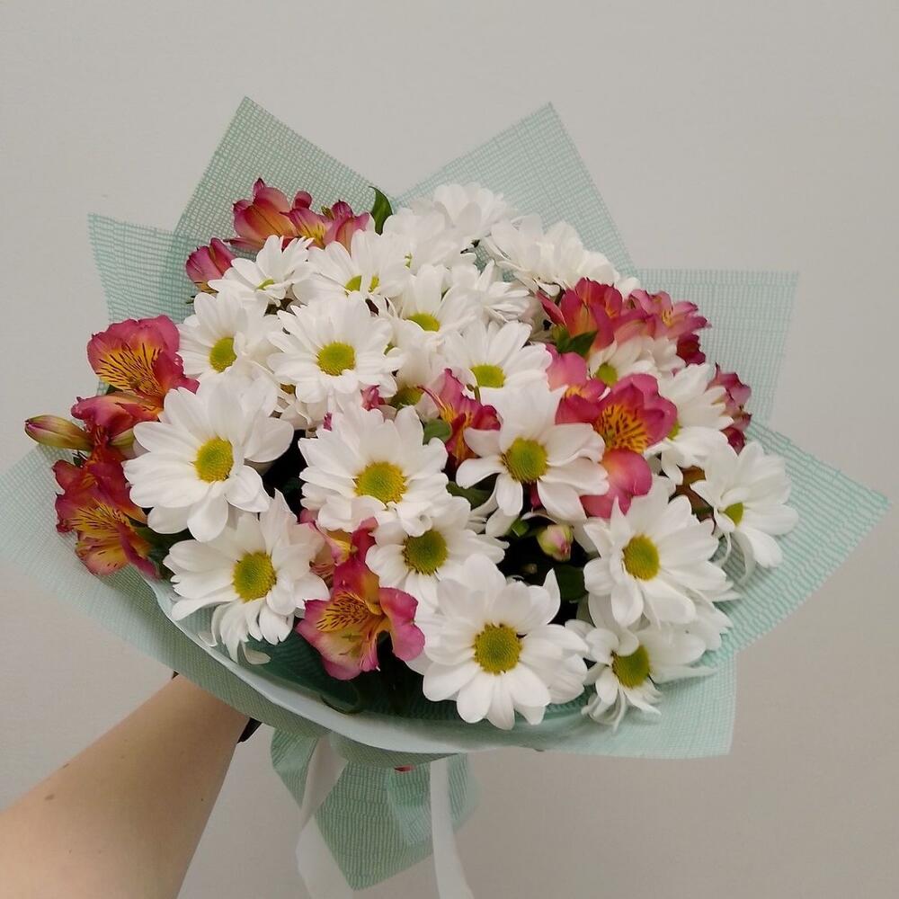 Букет из белых хризантем и альстромерии