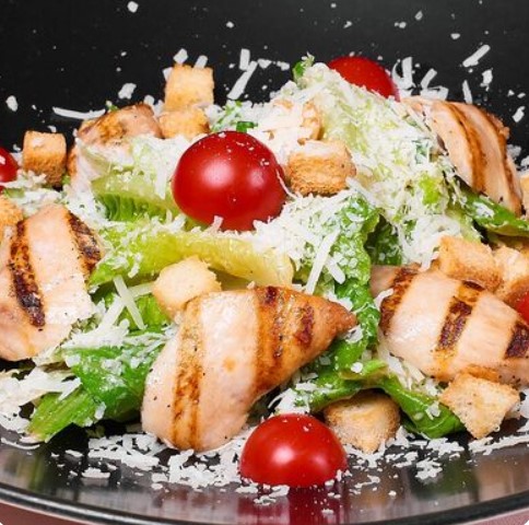 Салат Цезарь с курицей