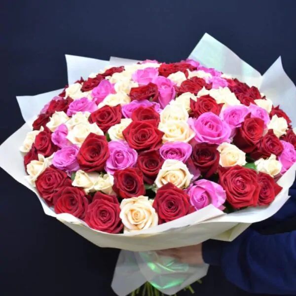 Букет из 101 красной, ярко-розовой и светло-бежевой розы в минимальном матовом оформлении