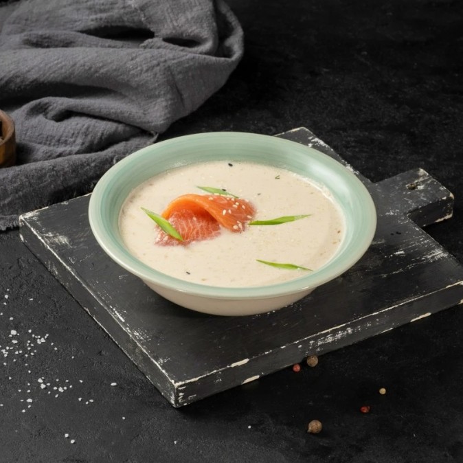 Горячий сливочный суп с лососем