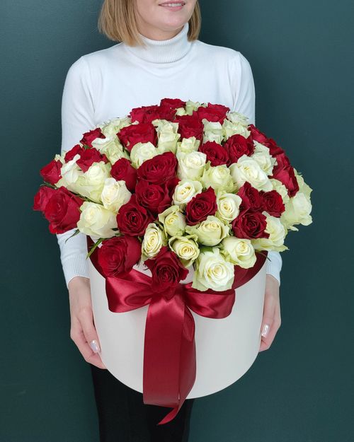 Роза белая и красная, 101 шт в коробке
