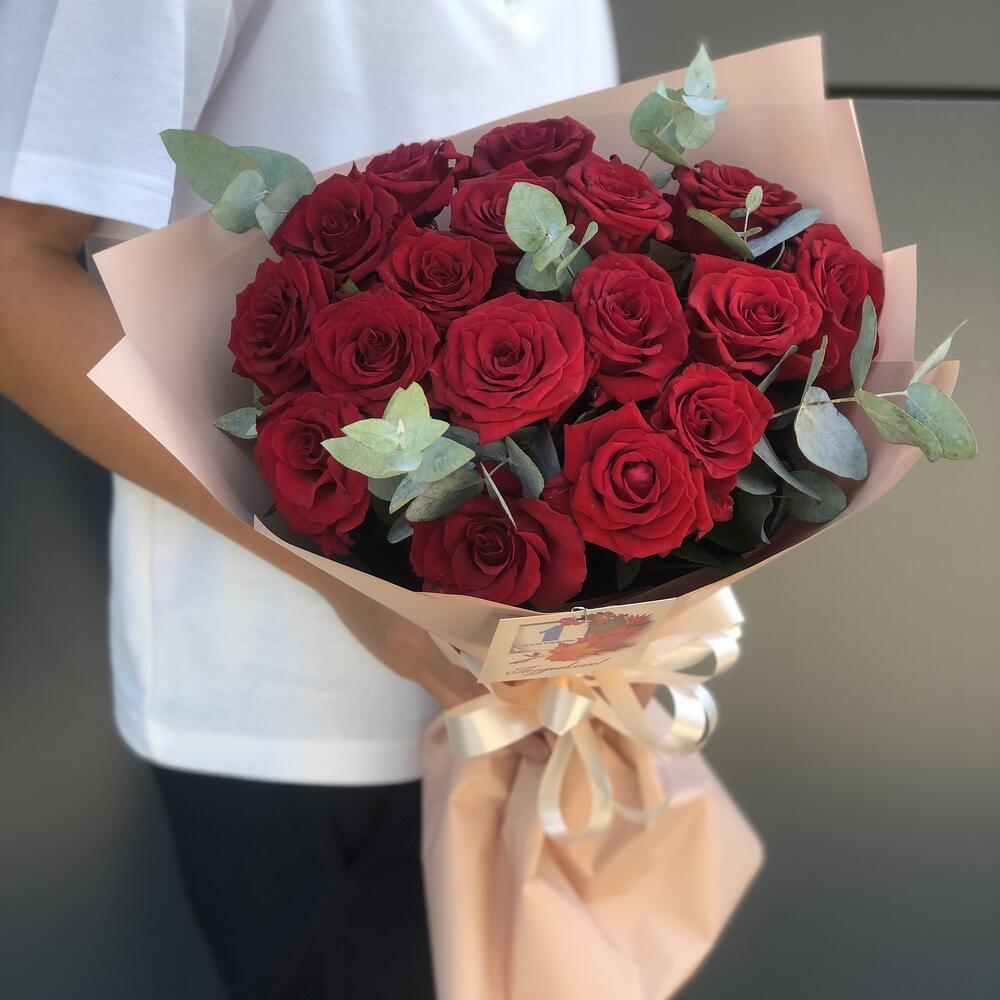 Букет с красными розами эвкалиптом