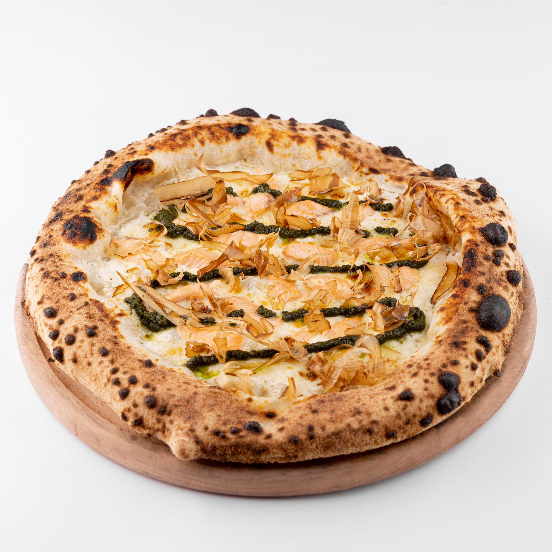 Лосось с песто и стружкой тунца