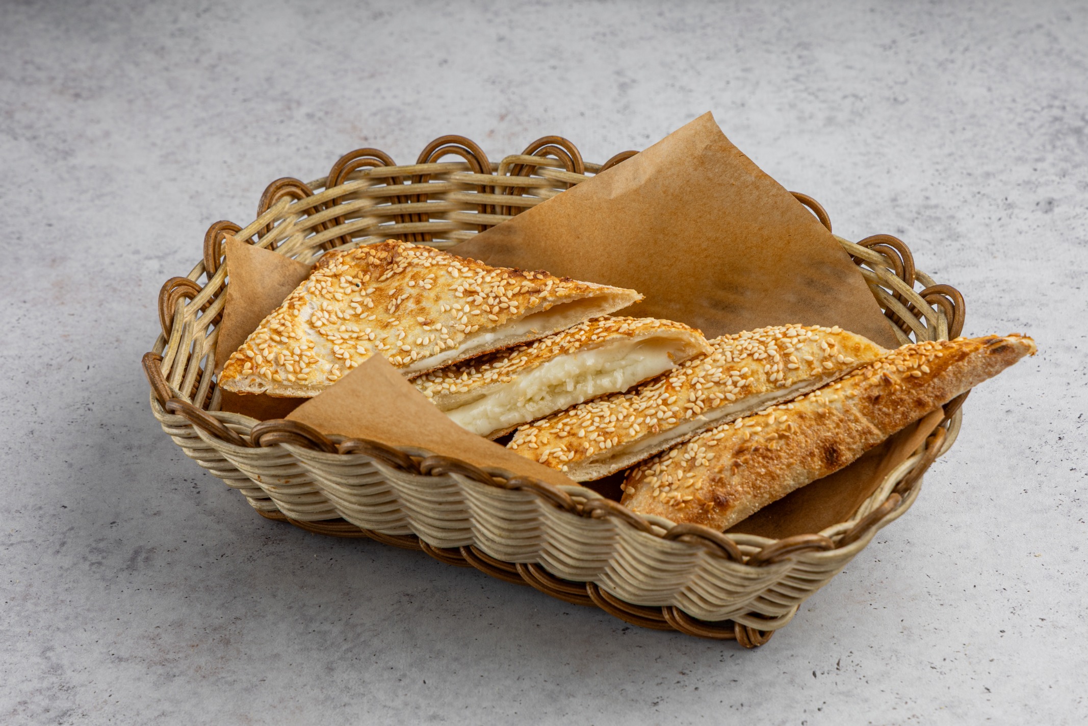 Лепешка с сыром моцарелла и кунжутом