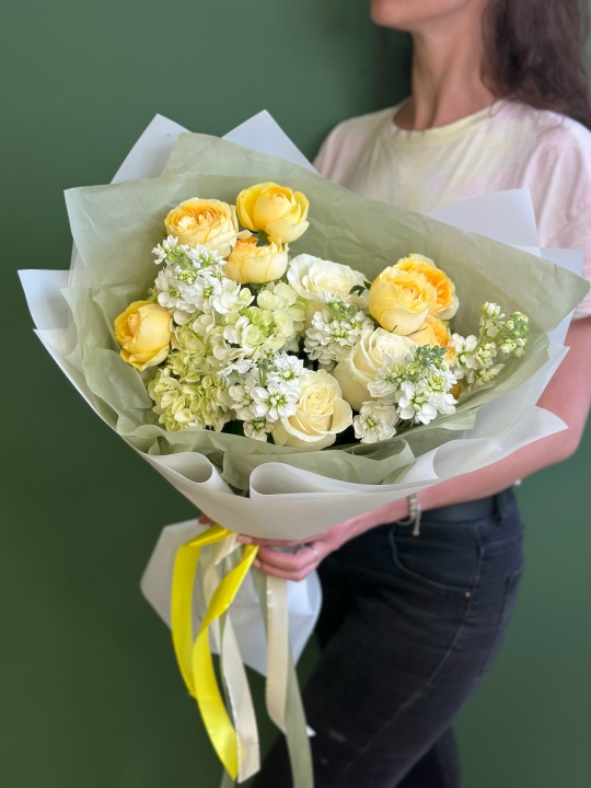 Букет с гортензией ,пионовидными кустовыми желтками розами и ароматной маттиолой